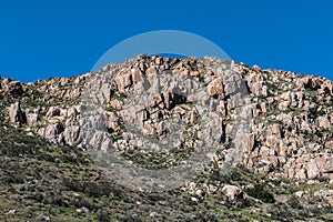 Roccioso sul montagna 