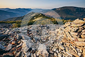 Pohled na skalnatou horu