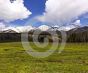 Roccioso montagna 