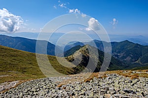 Skalnaté vrcholky hôr s turistickými chodníkmi na jeseň v slovenskom Ta