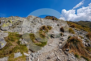 Skalnaté vrcholky hôr s turistickými chodníkmi na jeseň v slovenskom Ta