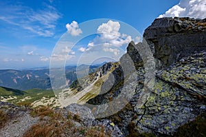 Skalnaté vrcholky hor s turistickými stezkami na podzim ve slovenském Ta