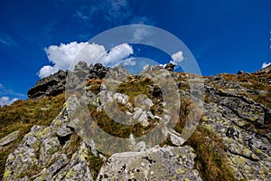 Skalnaté vrcholky hôr s turistickými chodníkmi na jeseň v slovenskom Ta