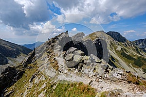 Skalnaté vrcholky hor s turistickými stezkami na podzim ve slovenském Ta