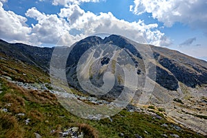 Skalnaté vrcholky hôr s turistickými chodníkmi na jeseň v slovenskom Ta