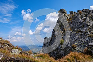 Skalnaté vrcholky hor s turistickými stezkami na podzim ve slovenském Ta