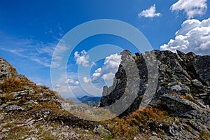 Skalnaté vrcholky hôr s turistickými chodníkmi na jeseň v slovenskom Ta