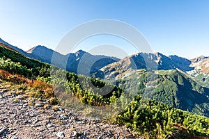 Skalnaté vrcholky hor na slovensku na podzim