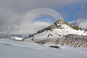 Skalnatý vrchol v zimnom období, Slovensko