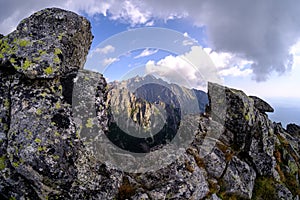 Skalnaté ostré vrcholky hor v Tatrách na Slovensku