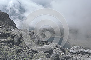 Skalnaté ostré vrcholky hor v Tatrách na Slovensku - vintage retro vzhled