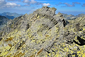 Skalnatý vrchol vo Vysokých Tatrách