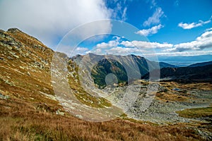 Skalnaté Tatry turistické turistické stezky pod modrou oblohou na Slovensku