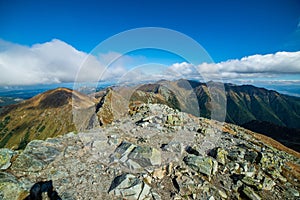 Skalnaté Tatry turistické turistické stezky pod modrou oblohou na Slovensku