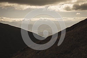 Turistické turistické chodníky Skalnaté Tatry pod modrou oblohou na Slovensku - vintage retro vzhľad