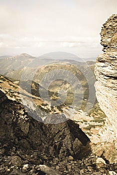 Turistické turistické chodníky Skalnaté Tatry pod modrou oblohou na Slovensku - vintage retro vzhľad