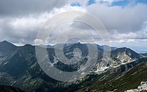 Pohled z vrcholu Jakubina na hřeben Otrhance v Západních Tatrách na Slovensku