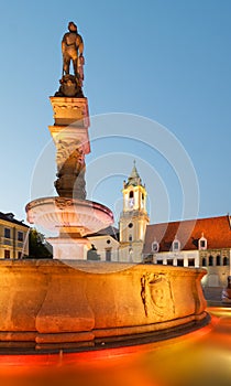 Rolandova fontána a Stará radnica v Bratislave