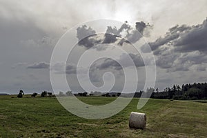 The roles of straw in the field before the storm