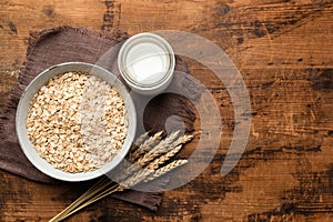 Lanciato avena avena fiocchi un avena sul di legno tavolo 