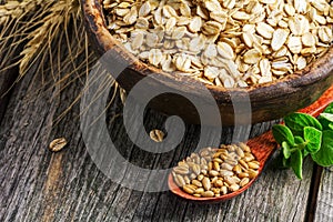 Rolled oats and oat grains