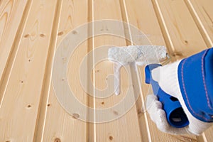 The roller applies impregnation on wooden boards to protect against insects