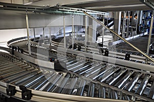 Roller conveyor in an automated warehouse