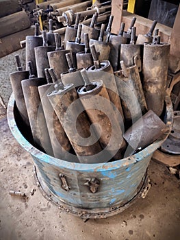 ROLLER CONVEYOR BELT IN IRON DRUM