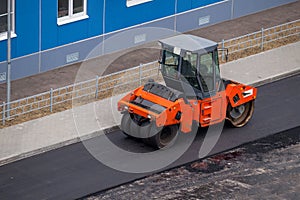 Roller machine designed for layer-by-layer compaction of loose, loosely connected and connected soils and bases in the constructio