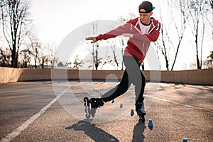 Roller skater rides the snake, speed exercise