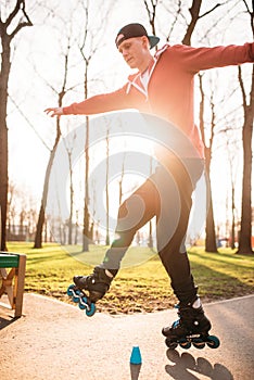 Rollerskater, rollerskating trick exercise in park