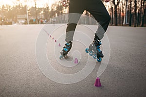 Rollerskater, rollerskating trick exercise in park