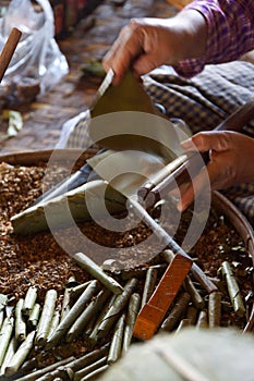 Rolling cheroot cigars