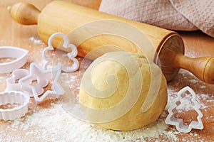 Rolling pin and shortcrust pastry photo