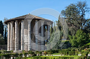 Roma, tempio di Ercole il Vincitore nel foro Boario photo