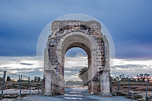 Romano arco de sobre el oscuridad, 