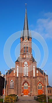 Romano católico iglesia contra cielo azul 