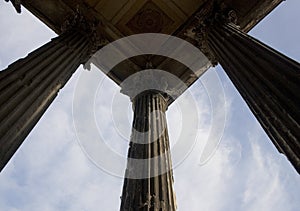 Romano columna plaza de la ciudad casa, Francia Europa 