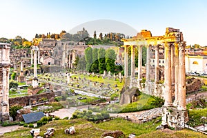 Romano da tempio da sul soleggiato estate mattina. antico Roma 