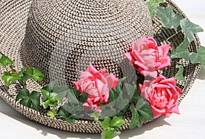 Romance straw hat with pink roses