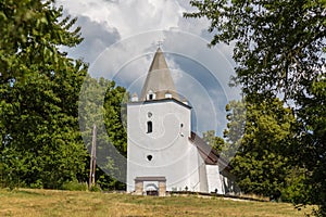 Románsko-gotický kostel v Sadoku