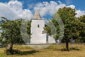 Románsko-gotický kostol v Sadoku
