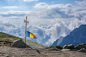 Rumeno bandiera sul da montagne 