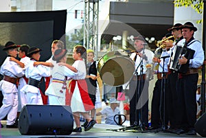 Romanian kids dancing