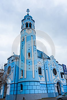 Romantický modrý kostel v Bratislavě. Jižní strana art-deco kostela sv. Alžběty Modré v Bratislavě