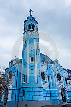 Romantický modrý kostel v Bratislavě. Jižní strana art-deco kostela sv. Alžběty Modré v Bratislavě
