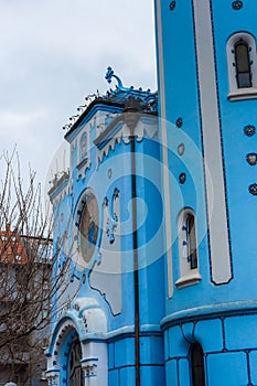 Romantický modrý kostel v Bratislavě. Jižní strana art-deco kostela sv. Alžběty Modré v Bratislavě