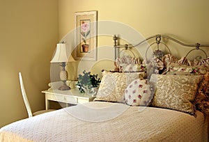 Romantic guest bedroom img