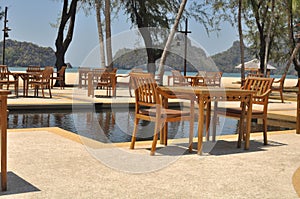 Židle podle bazén v pláž, malajsie 