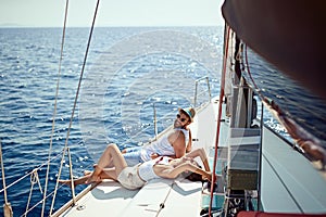 Día festivo a lujo viajar. joven carinoso sobre el yate cubierta. navegación el mar 